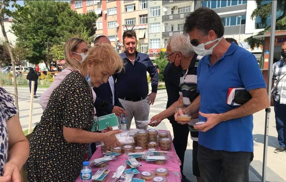 CHP Silivri, çarşı merkezinde aşure dağıttı