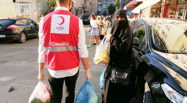 Pazar Poşetlerini Genç Kızılay Gönüllüleri Taşıdı