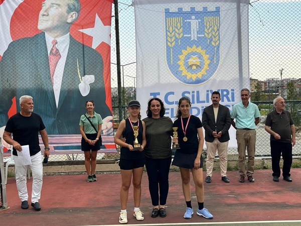 Silivri Belediyesi'nin Düzenlediği 30 Ağustos Zafer Kupası Tenis Turnuvası Tamamlandı