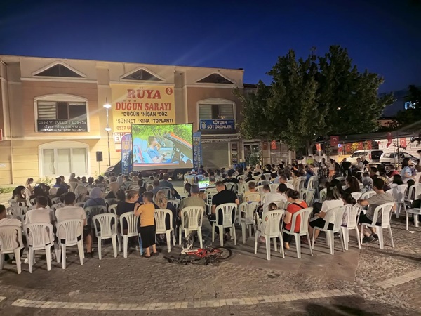 Silivri'de "Yazlık Sinema Nostaljisi" Devam Ediyor