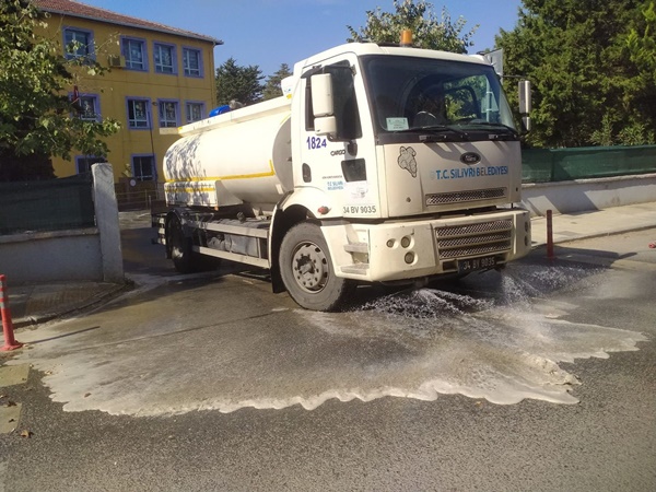 Silivri Belediyesi'nden Okul Bahçelerinde Temizlik Çalışmaları