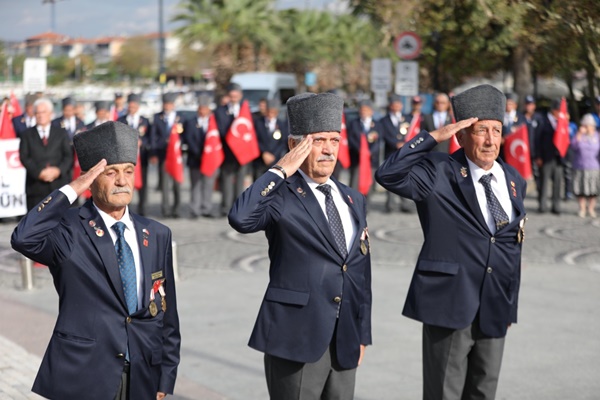 Silivri'de Gaziler Gününde Atatürk Anıtına Çelenk Sunuldu