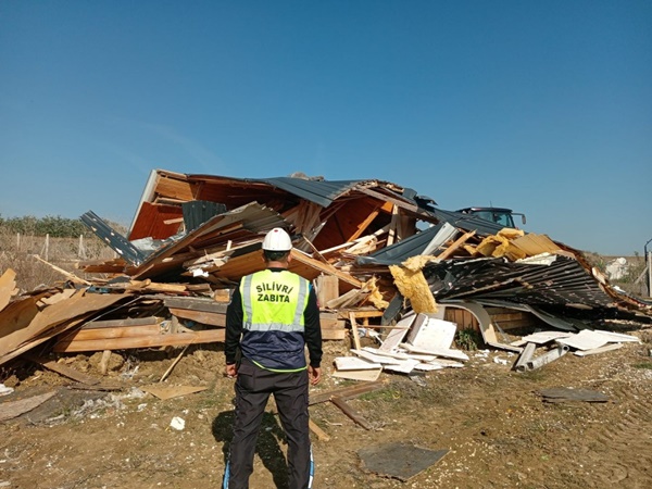 Silivri Belediyesi Tarım Arazilerindeki Kaçak Yapıların Yıkımına Devam Ediyor