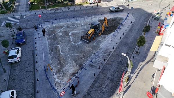 Başkan Balcıoğlu, Yoğurtçu Heykeli Meydanı'ndaki Yenileme Çalışmalarını İnceledi