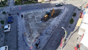 Başkan Balcıoğlu, Yoğurtçu Heykeli Meydanı'ndaki Yenileme Çalışmalarını İnceledi