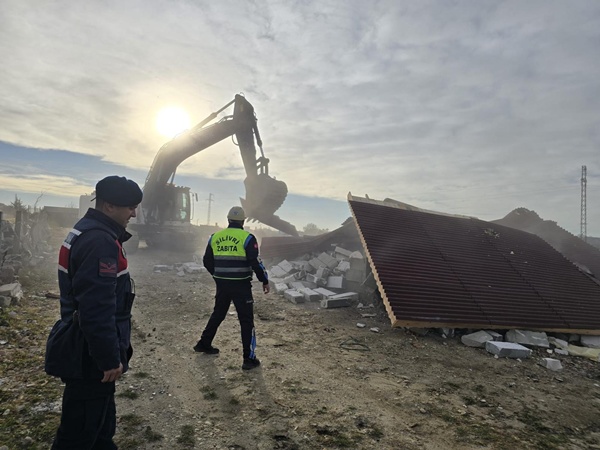 Silivri Belediyesi Çayırdere Mahallesi'nde Kaçak Yapıların Yıkımını Sürdürüyor