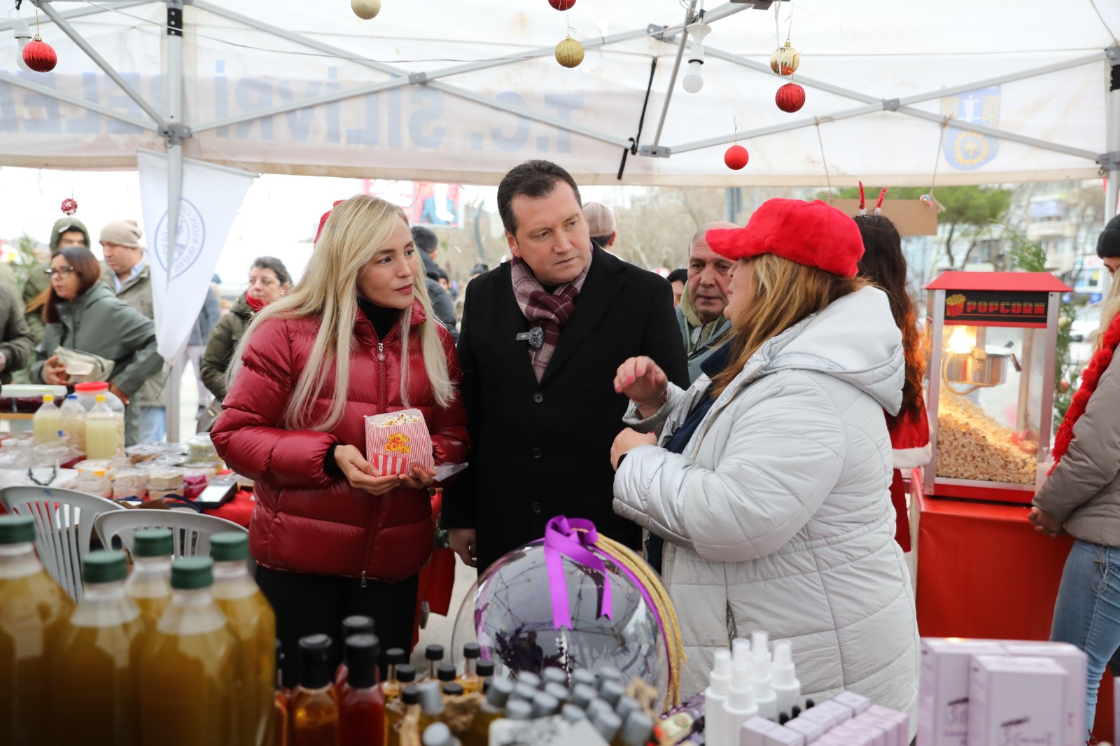 Başkan Balcıoğlu ve Eşi Hayriye Sena Balcıoğlu Yeni Yıl Marketi'ni Ziyaret Etti