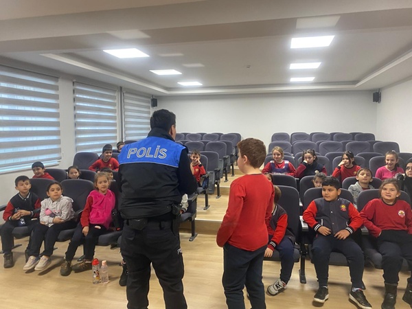 Silivri Emniyeti'nden Öğrenci ve Velilere 'Akran Zorbalığı, Siber Zorbalık ve Güvenli İnternet Kullanımı' Hakkında Seminer