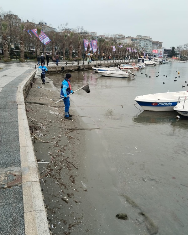 Silivri'de İSTAÇ Ekipleri Sahil Temizlik Çalışmalarını Sürdürüyor