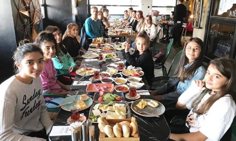 Ertuğrul Gazi'nin 7/C'si, Moody's Cafe'de Buluştu